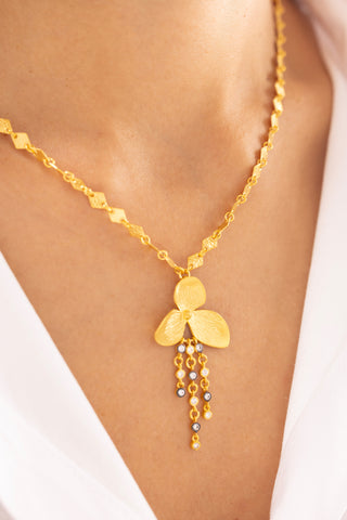 Çiçek Formlu Sallantılı 14 Ayar Altın Kolye