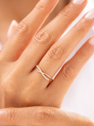 Çapraz Model Taşlı 14 Ayar Altın Yüzük