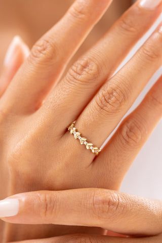 Sıralı Taşlı Yaprak Desenli 14 Ayar Altın Yüzük