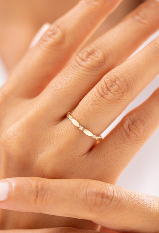 Oval Detaylı Taşlı 14 Ayar Altın Yüzük