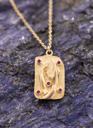 Modern Sanat Dokulu Kırmızı Taşlı 14 Ayar Altın Kolye