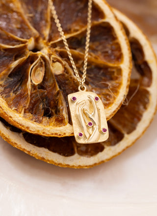 Modern Sanat Dokulu Kırmızı Taşlı 14 Ayar Altın Kolye