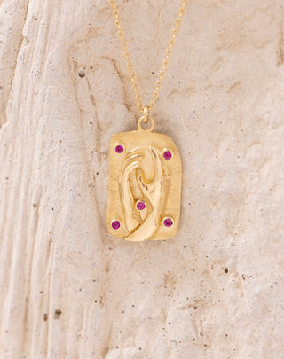 Modern Sanat Dokulu Kırmızı Taşlı 14 Ayar Altın Kolye