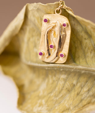 Modern Sanat Dokulu Kırmızı Taşlı 14 Ayar Altın Kolye