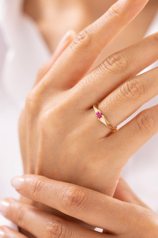 Minimal Pembe Baget Taşlı 14 Ayar Altın Yüzük