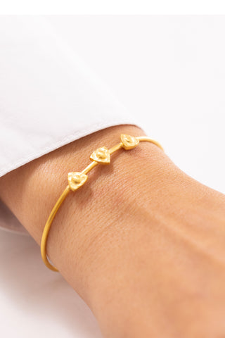 Antik Dokulu Üçgen Detaylı 14 Ayar Altın Kelepçe