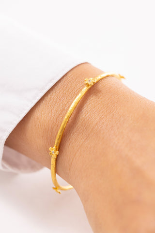 Çekiç Dokulu Çiçek Desenli 14 Ayar Altın Kelepçe