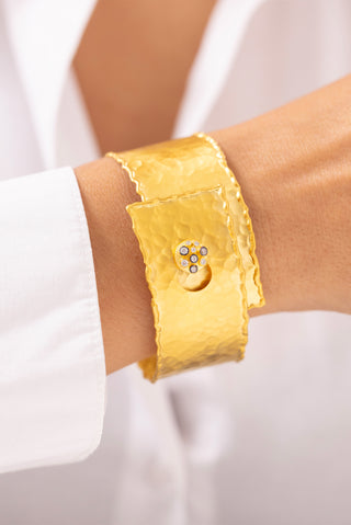 Çekic Dokulu Geniş 14 Ayar Altın Kelepçe