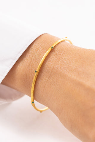 Çekiç Dokulu Yeşil Taşlı 14 Ayar Altın Kelepçe