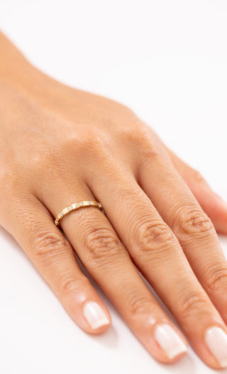 Kare Desenli Taşlı 14 Ayar Altın Yüzük