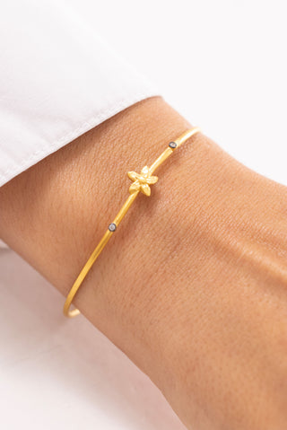 Zarif Çiçek Motifli 14 Ayar Altın Kelepçe