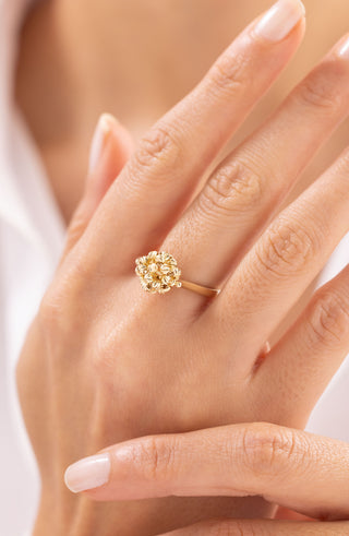 Minimal Çiçek Detaylı Altın Yüzük