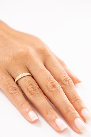 Modern Taşlı  Çizgili Desen 14 Ayar Altın Yüzük