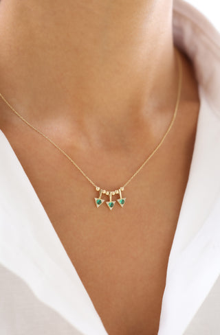 Modern Üçgen Figürlü Yeşil Taşlı 14 Ayar Altın Kolye