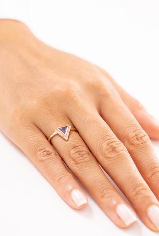 Mor Işıltı Üçgen Tasarım 14 Ayar Altın Yüzük