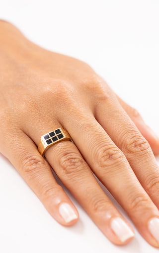 Şık ve Modern Siyah Kare Desenli 14 Ayar Altın Yüzük