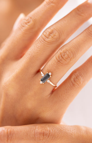 Şık ve Zarif Siyah Taşlı 14 Ayar Altın Yüzük