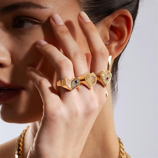 Taşlı Köşeli Kalp Yüzük