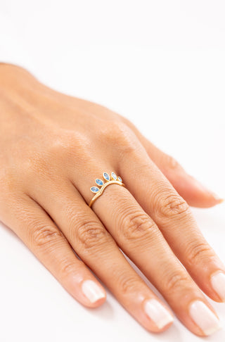 Yaprak Formlu Mavi Taşlı 14 Ayar Altın Yüzük