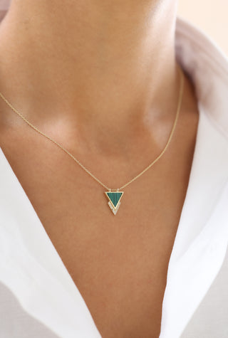 Yeşil Mineli Taşlı Üçgen Formlu 14 Ayar Altın Kolye