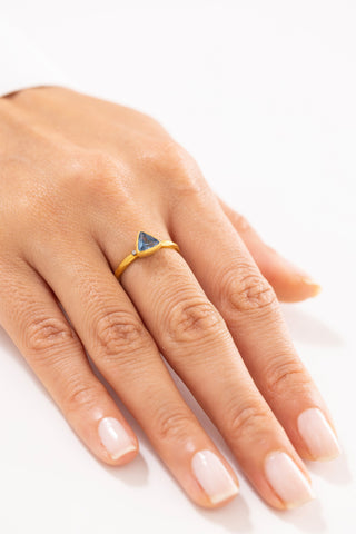 Bars Üçgen Mavi Taşlı 14 Ayar Altın Kadın Yüzük