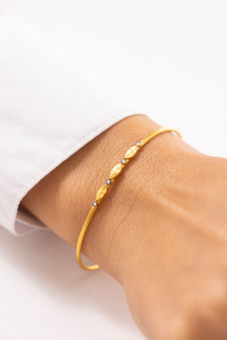 Zarif Üç Taşlı 14 Ayar Altın Kelepçe